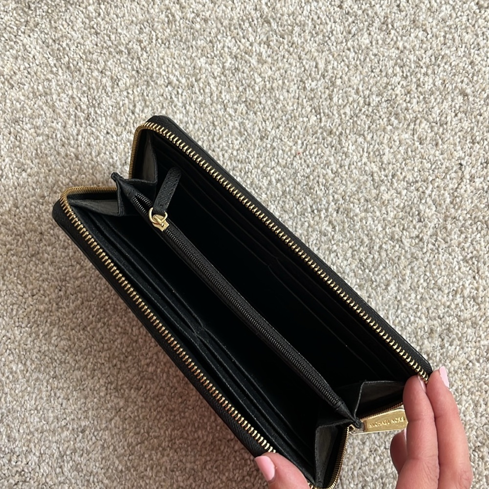Black Michael Kors wallet - Picture 4 of 6